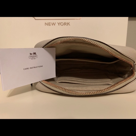 Coach Legacy flight wristlet - Picture 2 of 4